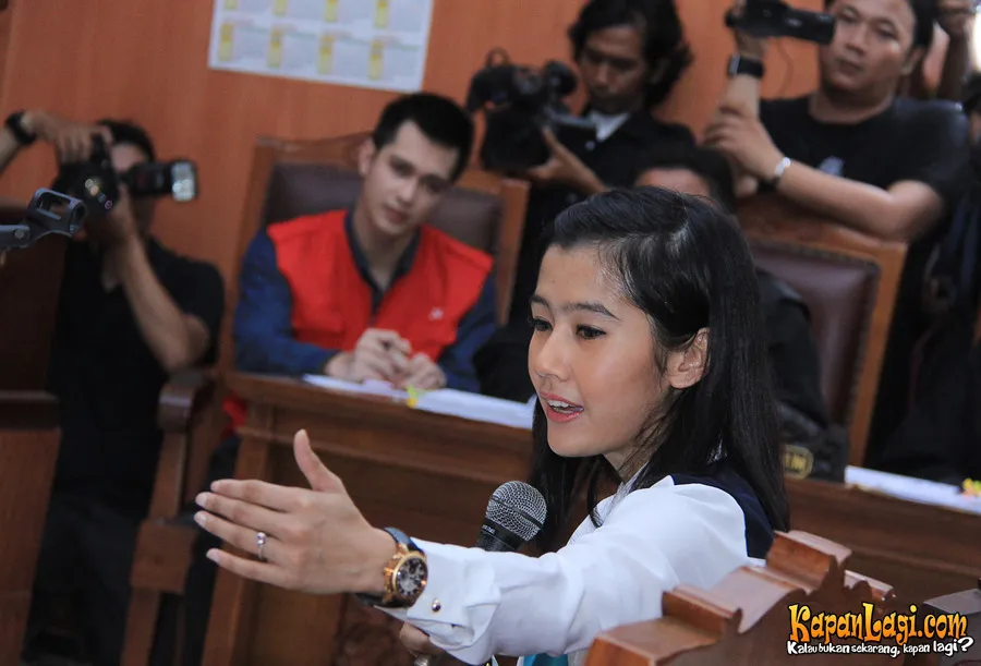 Ardina Rasti saat di persidangan Eza Gionino.