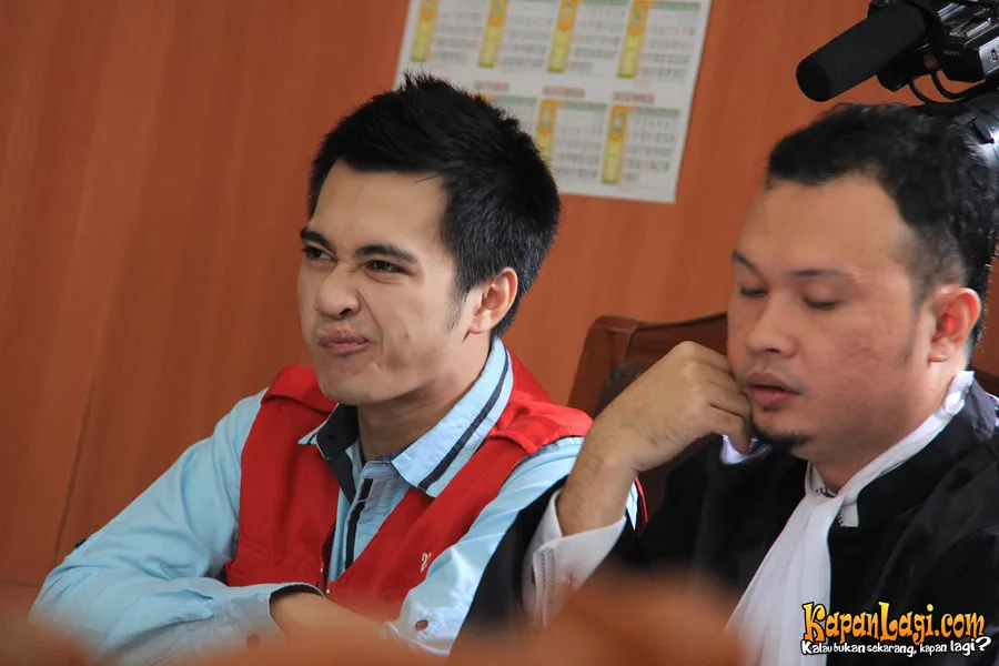 Ardina Rasti menanggap jawaban yang dberikan Eza Gionino selalu berubah-ubah.