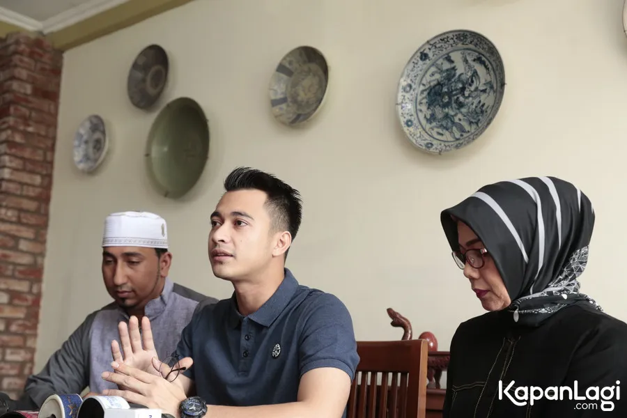 Eza (tengah) saat gelar konferensi pers tentang pernikahannya © KapanLagi.com®/Muhammad Akrom Sukarya