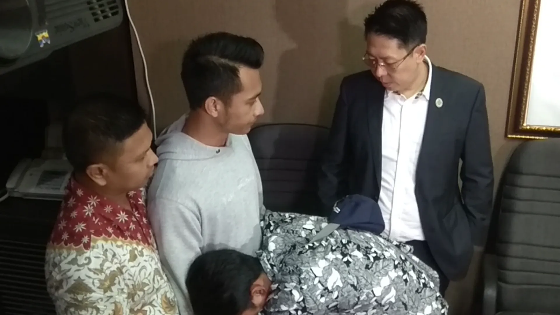 Eza Gionino bertemu pengancam keluarganya. (credit: Kapanlagi.com/Dadan Deva)