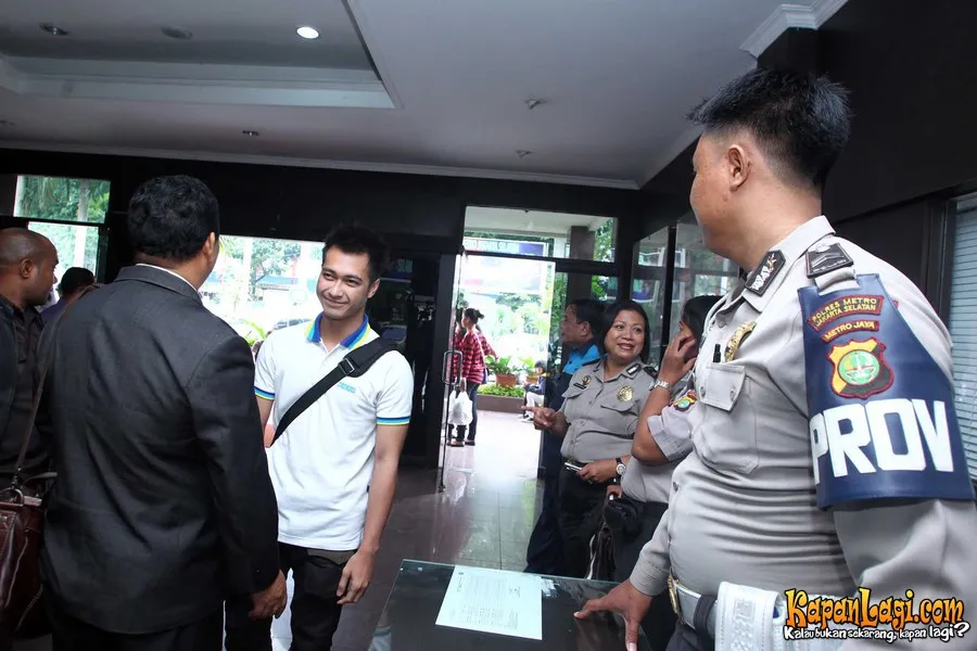 Eza Gionino menjalani penyelidikan di Polres Metro Jakarta.