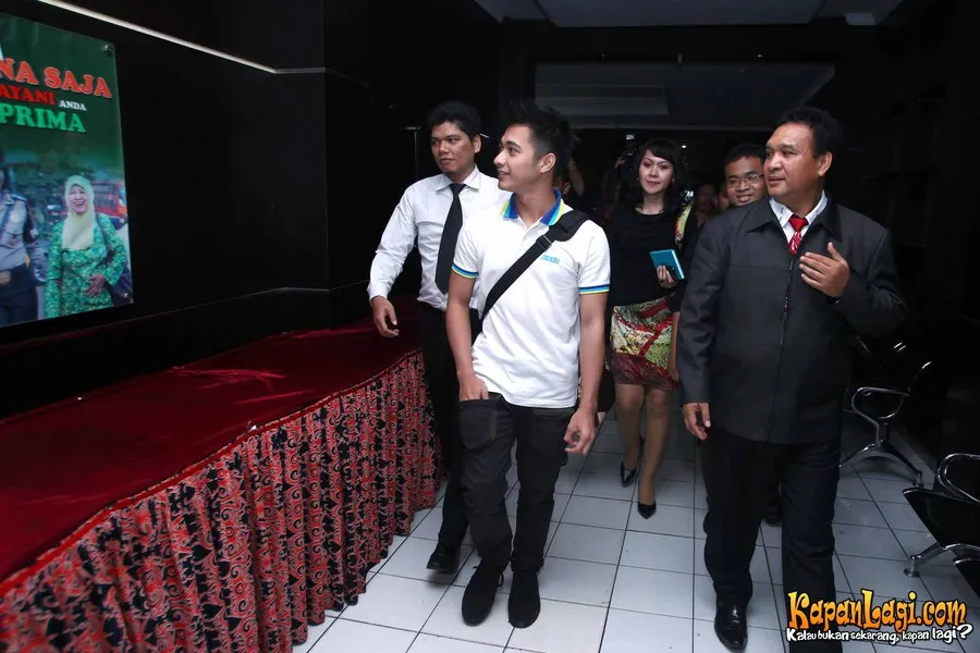 Eza Gionino menolak melayani pertanyaan wartawan karena mengaku maag.