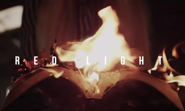 Buku terbakar yang dipegang oleh Krystal fx di MV Red Light @kpopstars.com