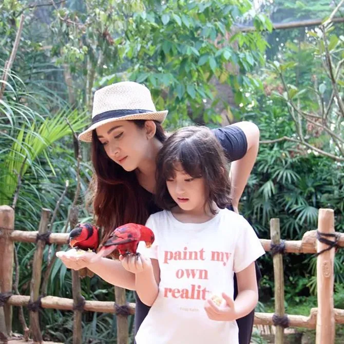 Pasca cerai, Nafa belum mau menjalin hubungan dengan seseorang (credit: instagram.com/nafaurbach)