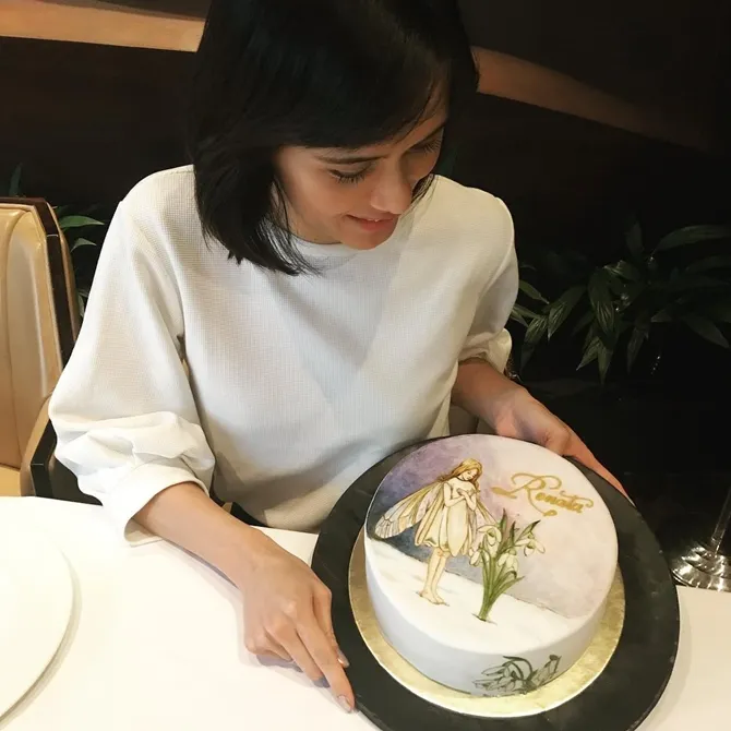 Renata Kusmanto gembira mendapatkan kejutan kue ulang tahun dari Fachri Albar (Credit: instagram.com/aialbar)