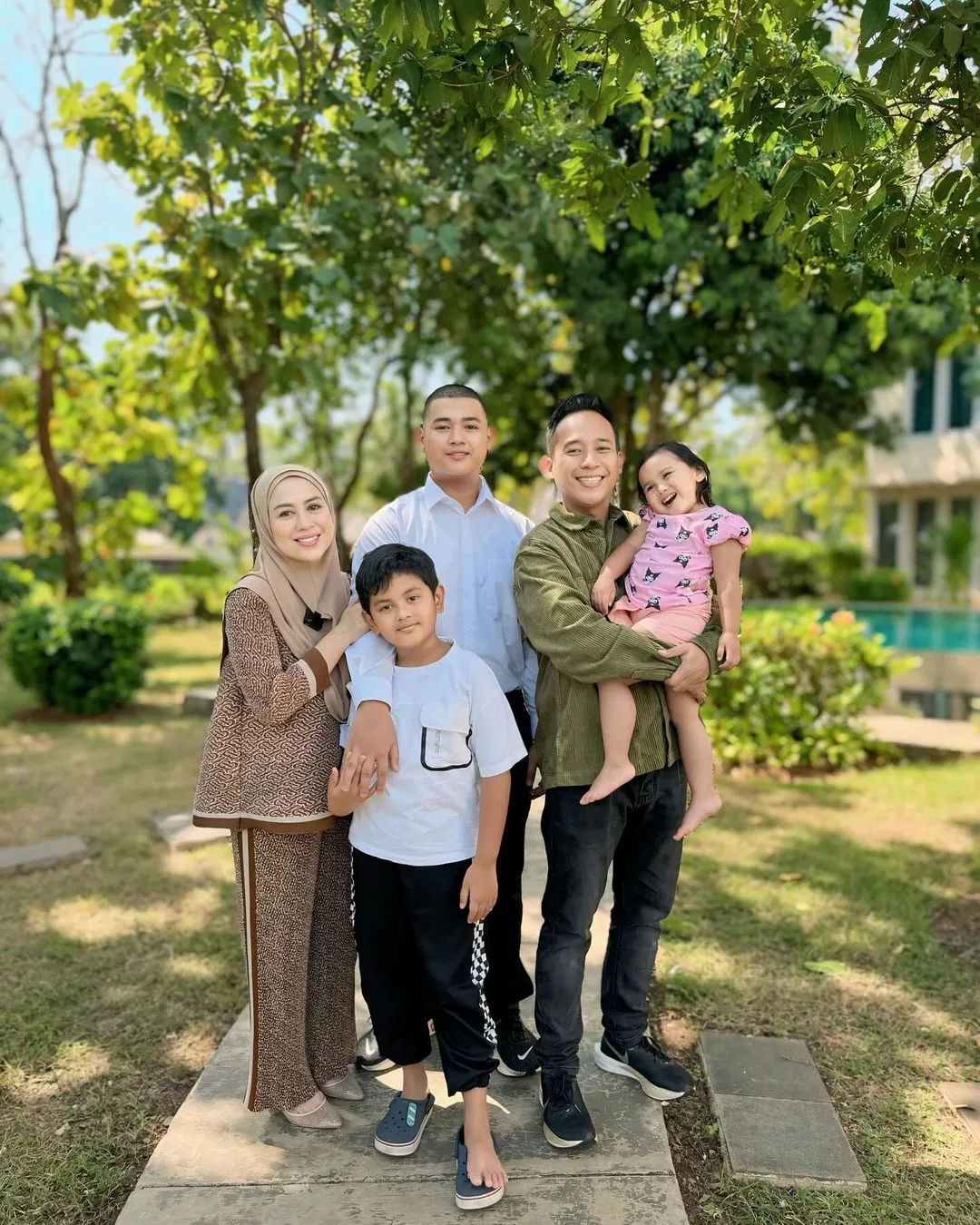 Potret Terbaru Fabian Anak Denny Cagur Kini Berambut Plontos (Credit: Instagram/shantydenny)