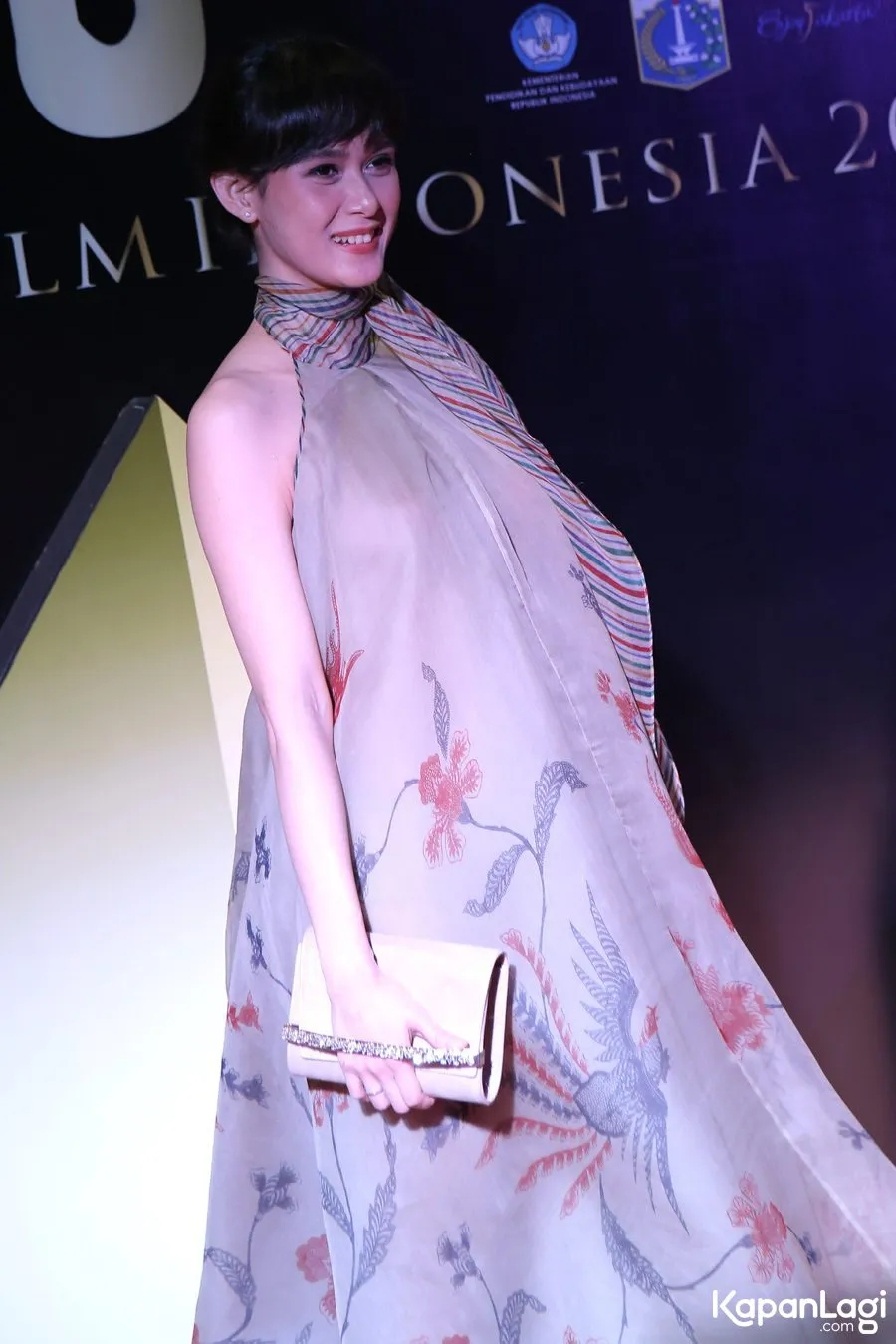 Renata mempercantik look-nya dengan sebuah clucth beraksen berlian © KapanLagi.com/Agus Apriyanto
