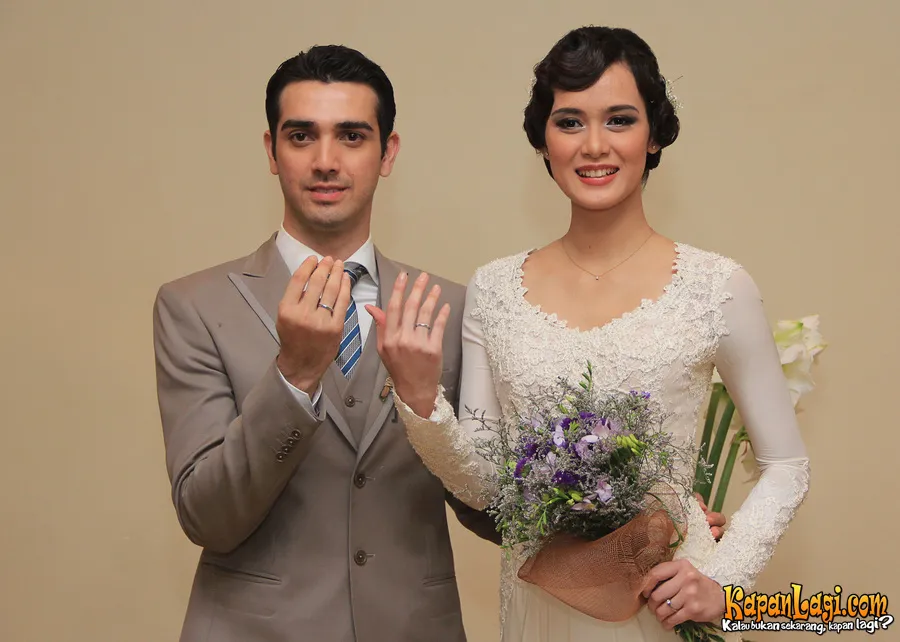 Fachri Albar dan Renata Kusmanto memamerkan cincin pernikahan mereka @KapanLagi.com/Agus Apriyanto