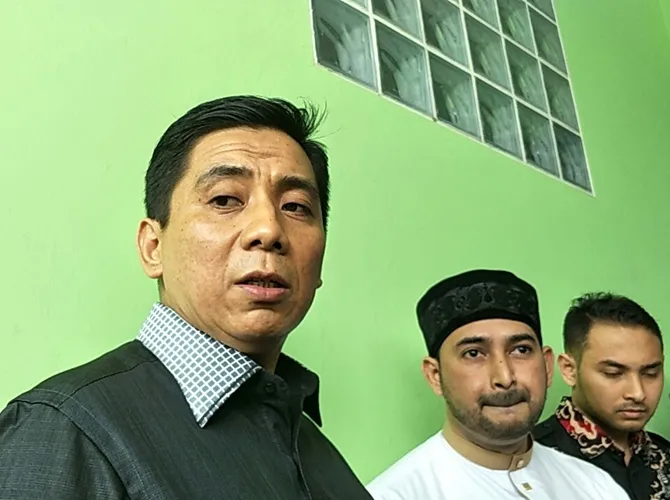 Kuasa Hukum Fachri datang menjenguk ditemani Renata dan Ustaz Al Habsyi. © KapanLagi.com/Nuzulur Rakhmah