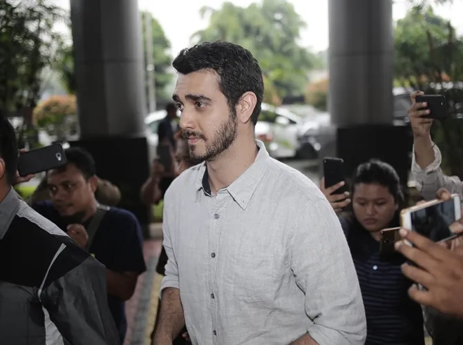 Fachri terlihat tenang saat memasuki ruang sidang. © KapanLagi.com/Muhammad Akrom Sukarya