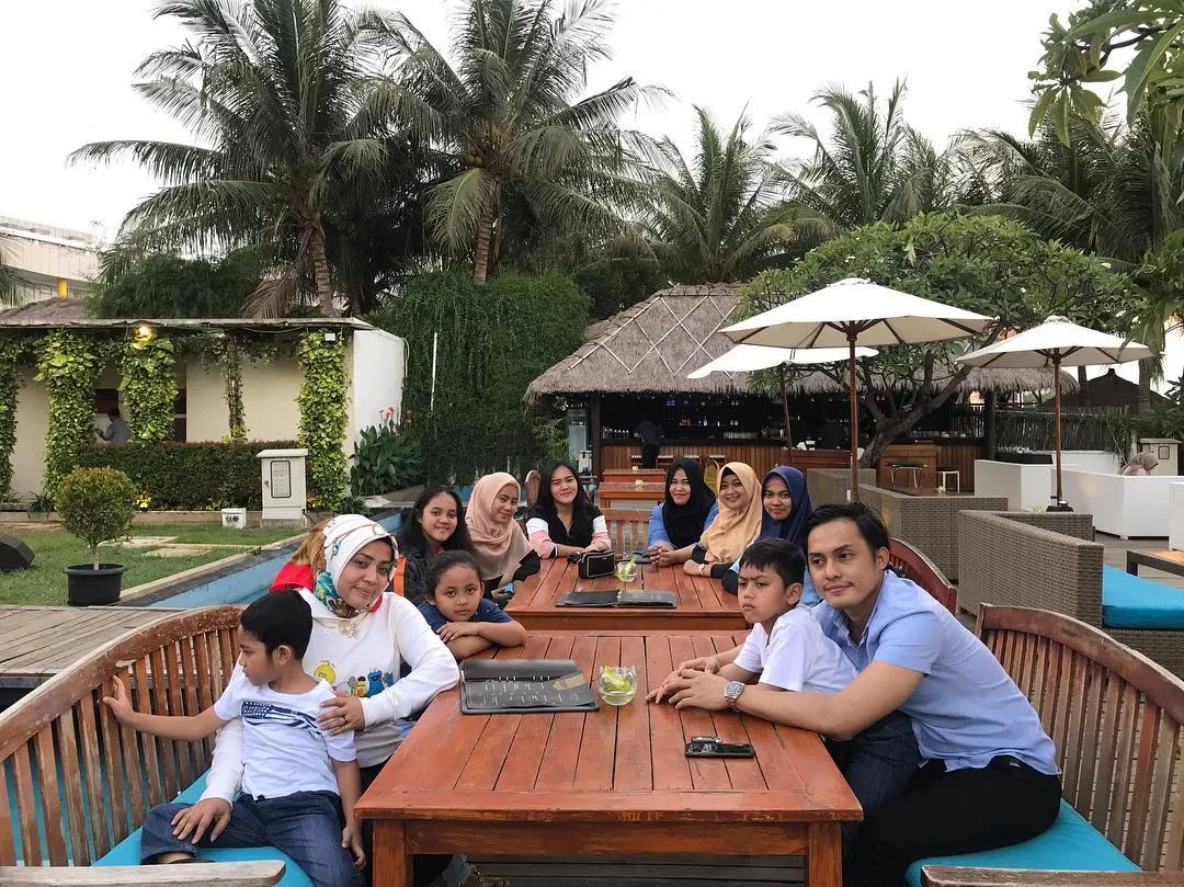Fadel bersama Muzdalifah dan keluarga © instagram.com/fadelislami.rakhmat