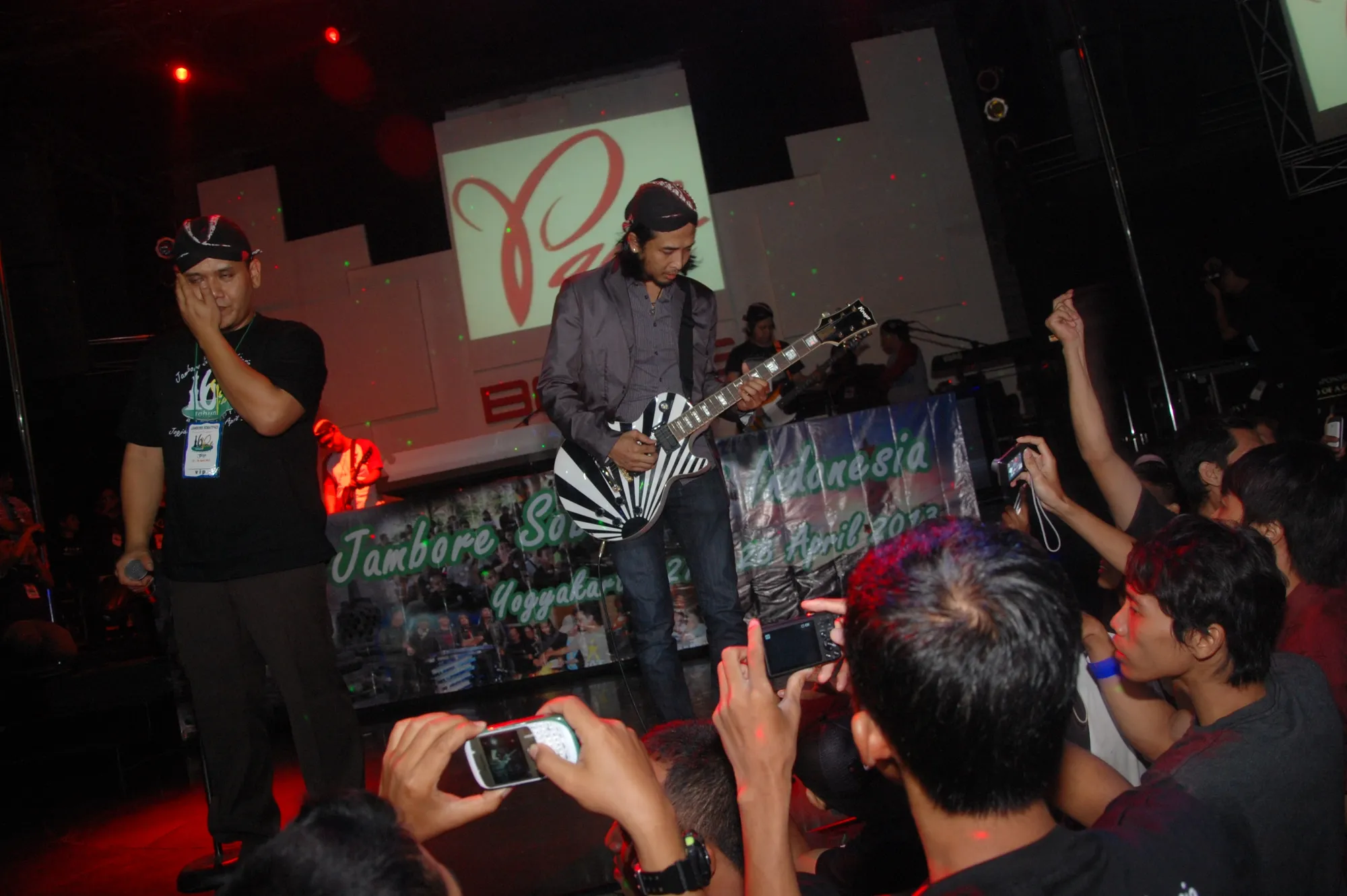 Fadly pun tak kuasa menahan haru. Foto: @Jusan Jauhari