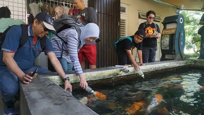 Memberi makan ikan dengan dot bayi. KapanLagi.com/Boo