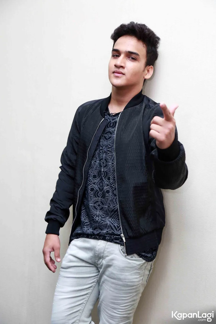 Faisal ditawari cilok saat buka puasa © KapanLagi.com®/Muhammad Akrom Sukarya