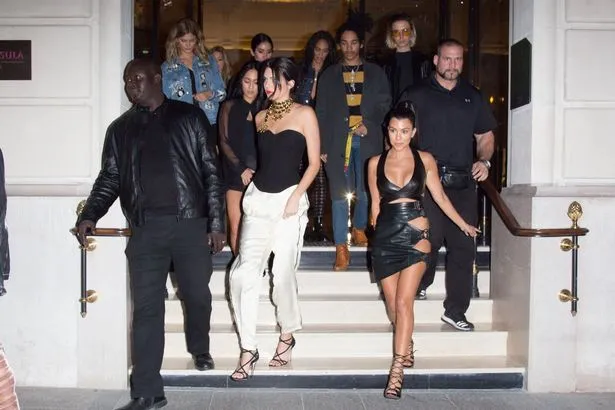 Pascal Duvier menemani Kendall dan Kourtney pesta © Fameflynet