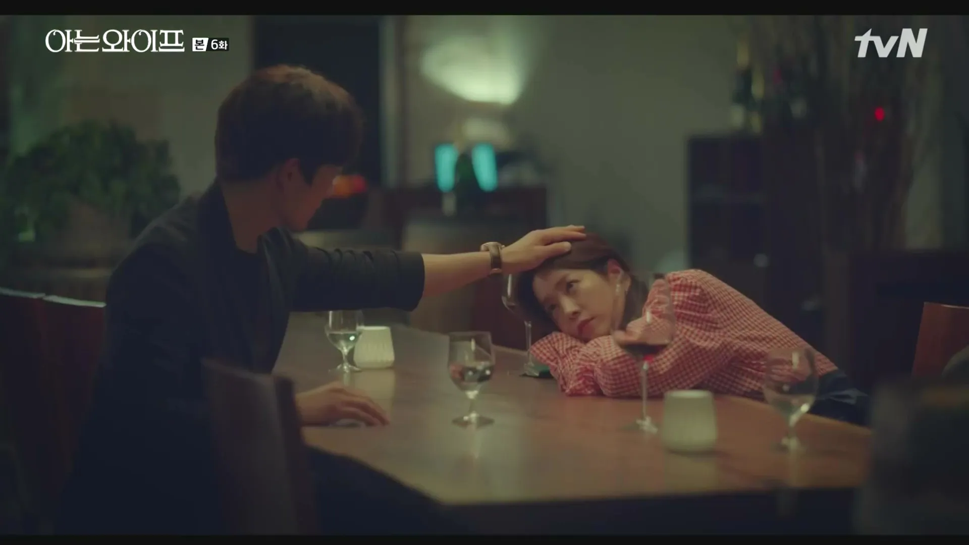 Adegan Joo Hyuk memegang kepala Woo Jiin di drama Familiar Wife sweet banget! © tvN