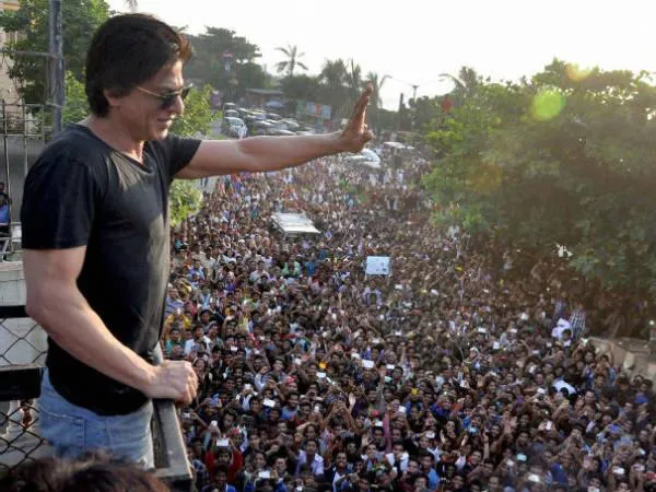 Buat fans, SRK akan rilis teaser FAN ke-2 bertepatan dengan hari ultahnya nanti © Filmibeat.com