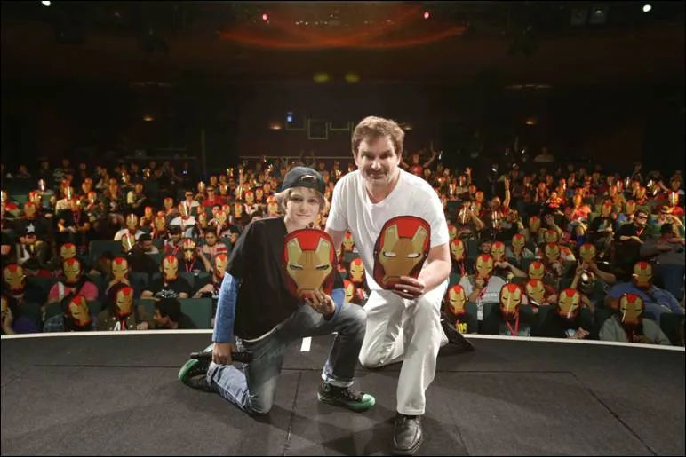 Satu bioskop memakai topeng Iron Man.