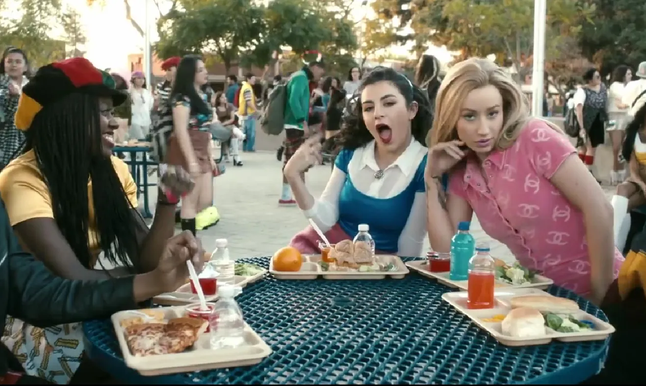 Iggy Azalea dan Charly XCX dalam Fancy ©youtube