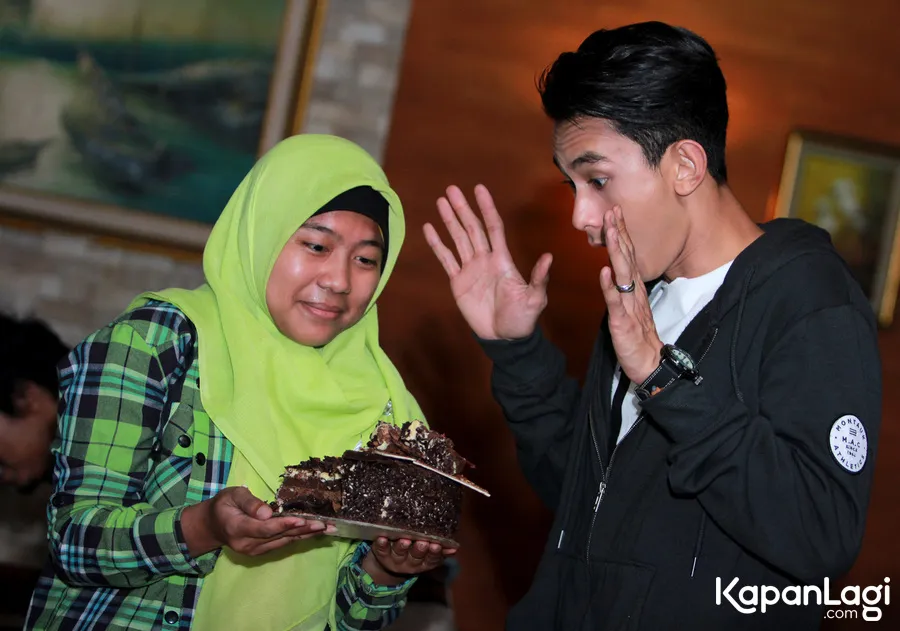 Fandy Christian dapat kejutan di lokasi syuting © KapanLagi.com®/Muhammad Akrom Sukarya
