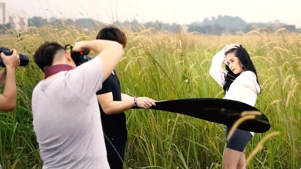 Fandy Susanto saat memotret Prilly Latuconsina © via liputan6.com