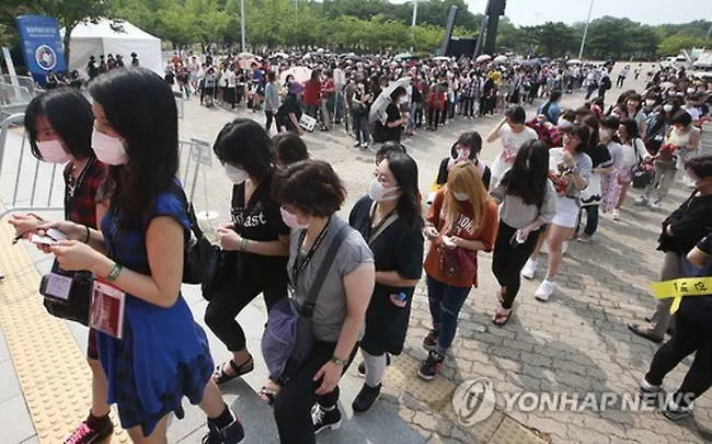 Fans TVXQ yang tetap bersemangat menonton konser perpisahan dengan idola meski harus memakai masker. ©koreabizwire.com