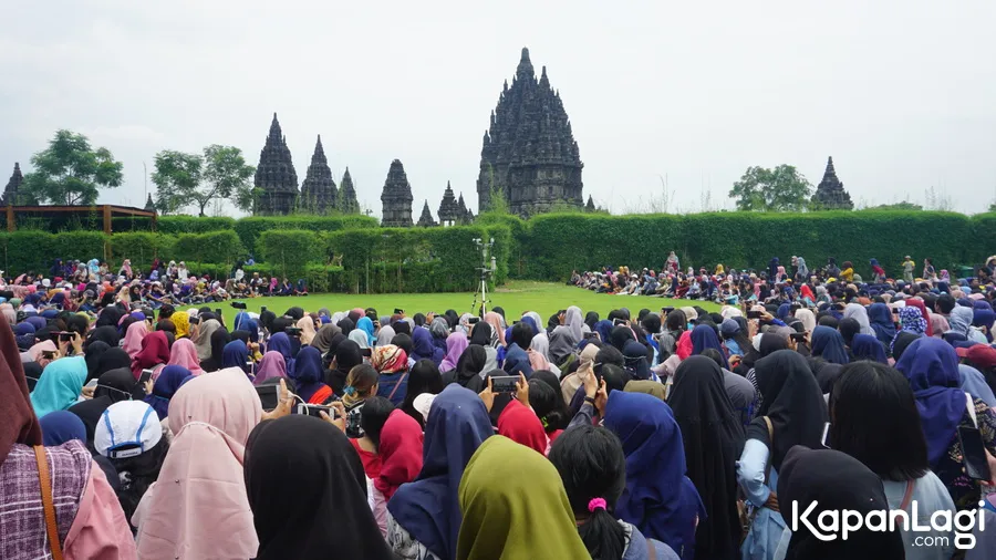 Fans menunggu fanmeeting SUJU dan TVXQ di Lapangan Siwa Candi Prambanan © KapanLagi.com/Mita Anandayu