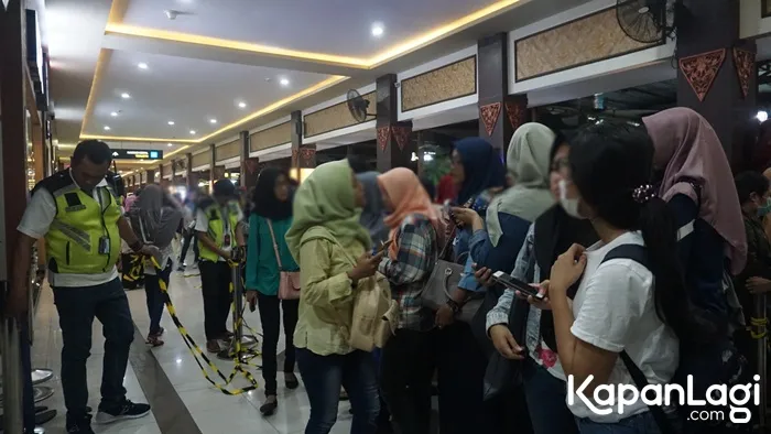 Fans di bandara © KapanLagi.com®/Rahmi Safitri