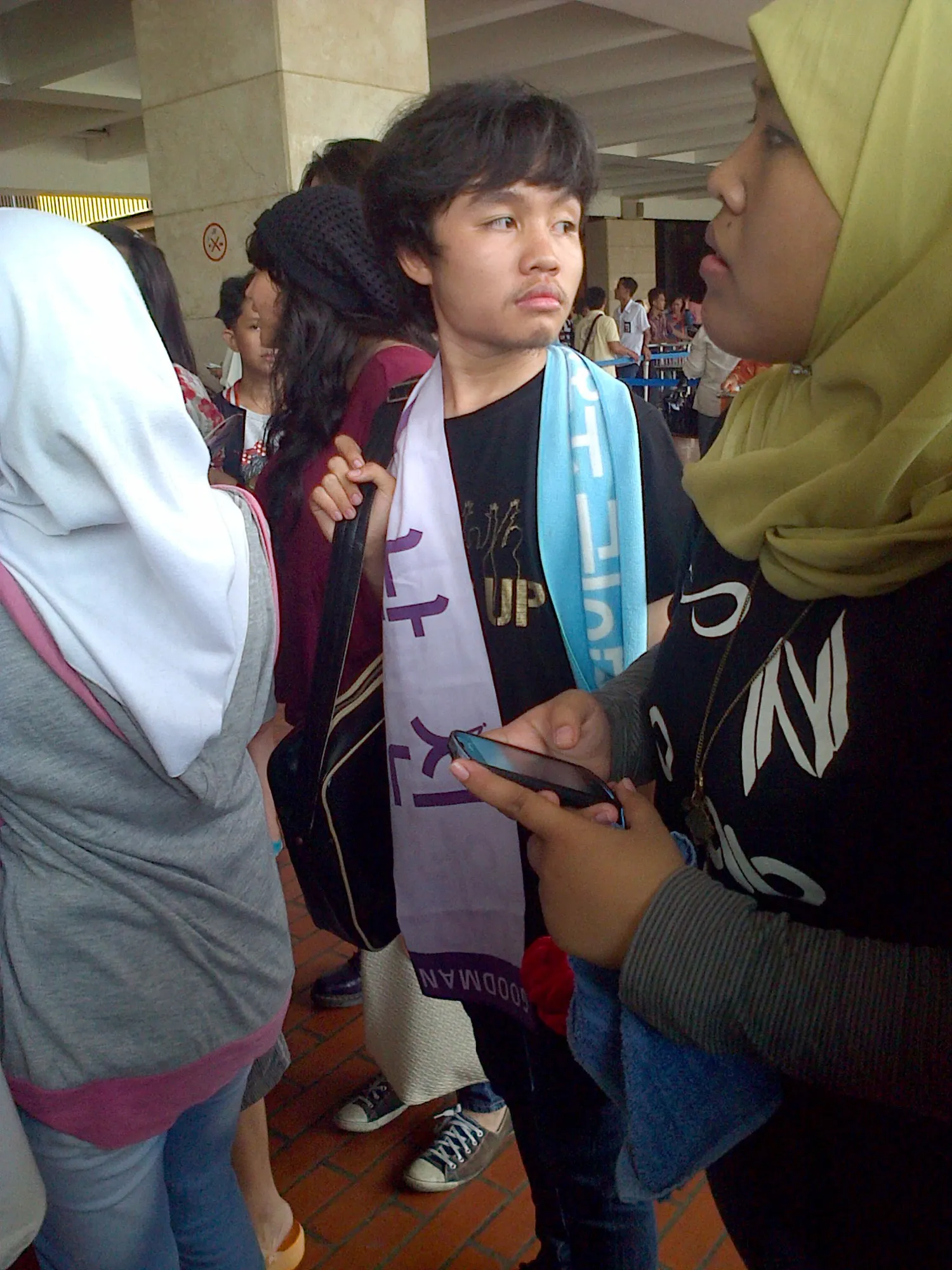 Fans cowok yang menunggu kedatangan 2PM dan Infinite dengan bunga di tangan. ©Aray