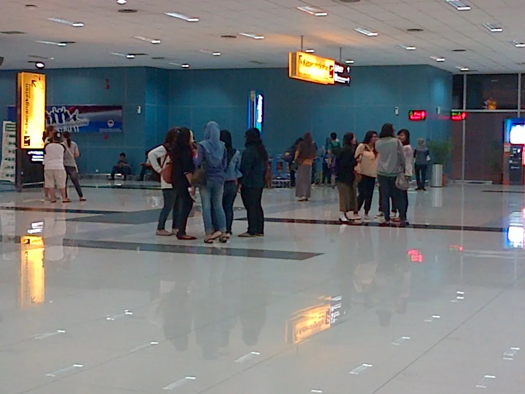 Fans yang menanti kedatangan Super Junior di Bandara Soekarno Hatta. ©Aray
