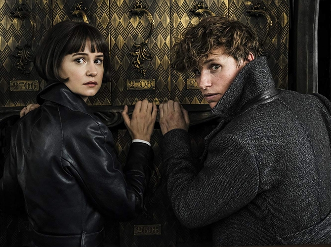 Newt dan Tina kembali beraksi di sekuel kali ini! (Courtesy of Warner Bros Pictures)