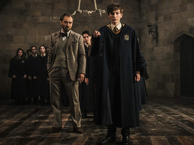 Masa muda Newt didampingi Dumbledore yang masih unyu-unyu. (Courtesy of Warner Bros Pictures)