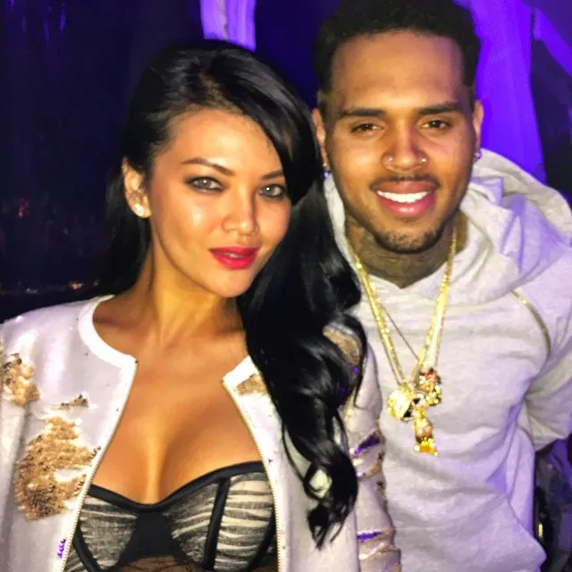 Farah Quinn dan Chris Brown saat berfoto bersama di Cannes Film Festival. ©instagram/farahquinnofficial