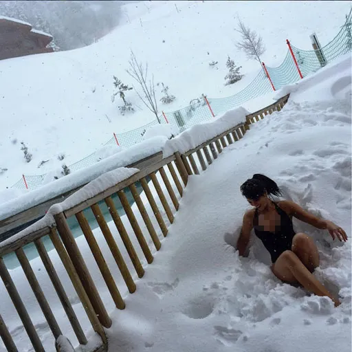 Farah Quinn pakai bikini di tengah salju © Instagram.com/farahquinn