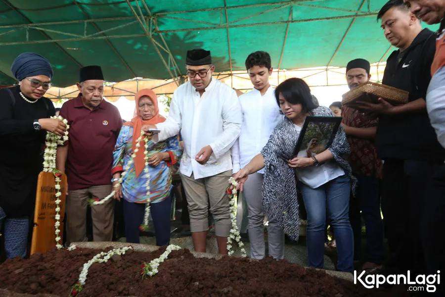 Farhan sempat mengucapkan pesan terakhir untuk almarhum putranya yang baru saja dikuburkan. ©KapanLagi.com/Budy Santoso