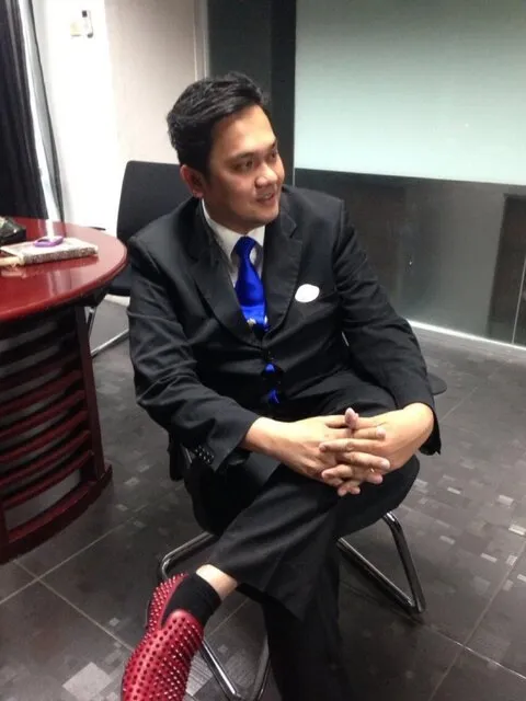 Farhat Abbas ketika mengenakan sepatu landak @twitter.com/montytiwa