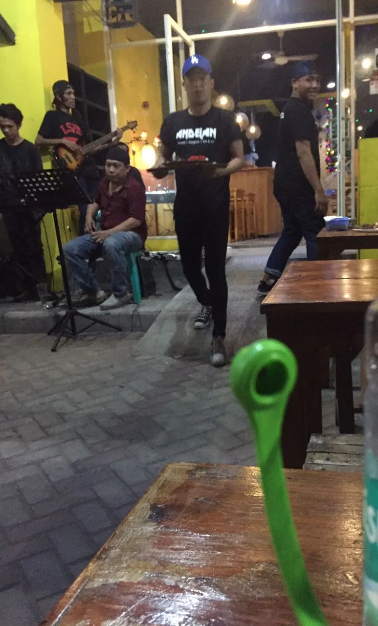 Rija kini telah menjadi seorang waiter di sebuah cafe © KapanLagi.com®/Sahal Fadhli