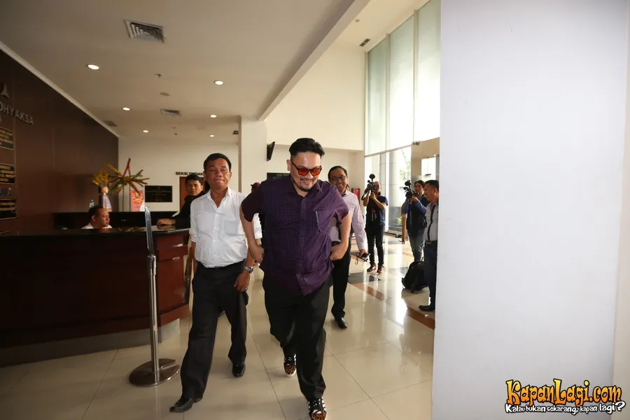 Pihak Farhat Abbas meminta Nia tak hanya menikmati harta, tapi ikut bayar hutang. ©KapanLagi.com/Budy Santoso
