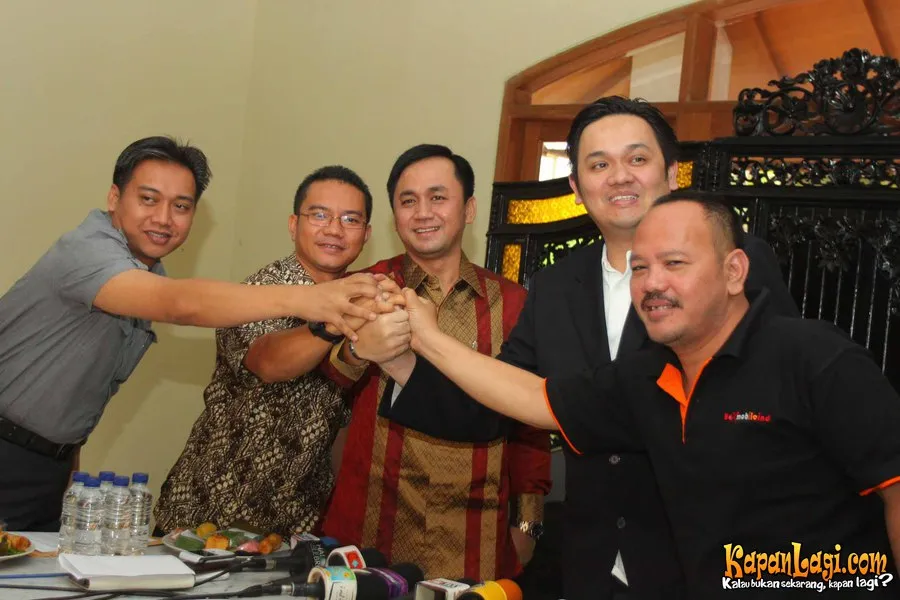 Farhat Abbas bersama kliennya, saat menangani sebuah kasus