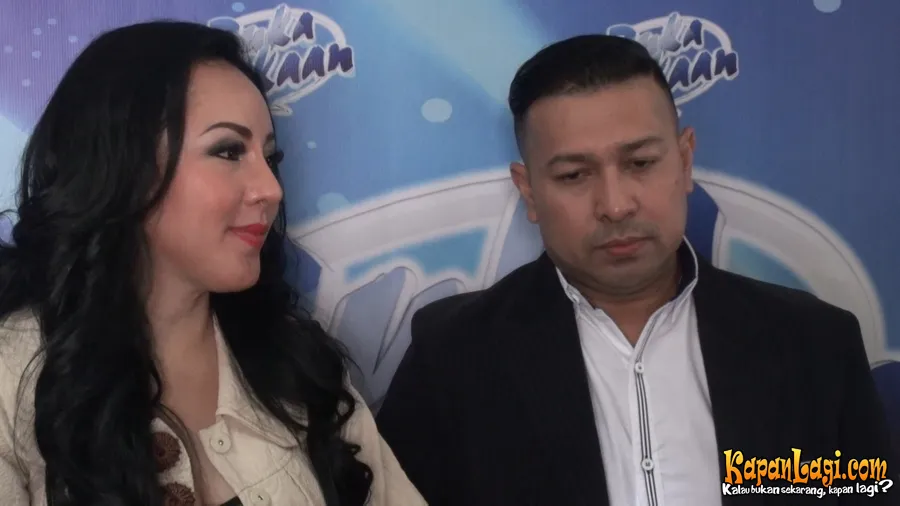 Regina kini tinggal bersama Farhat Abbas. @KapanLagi.com®