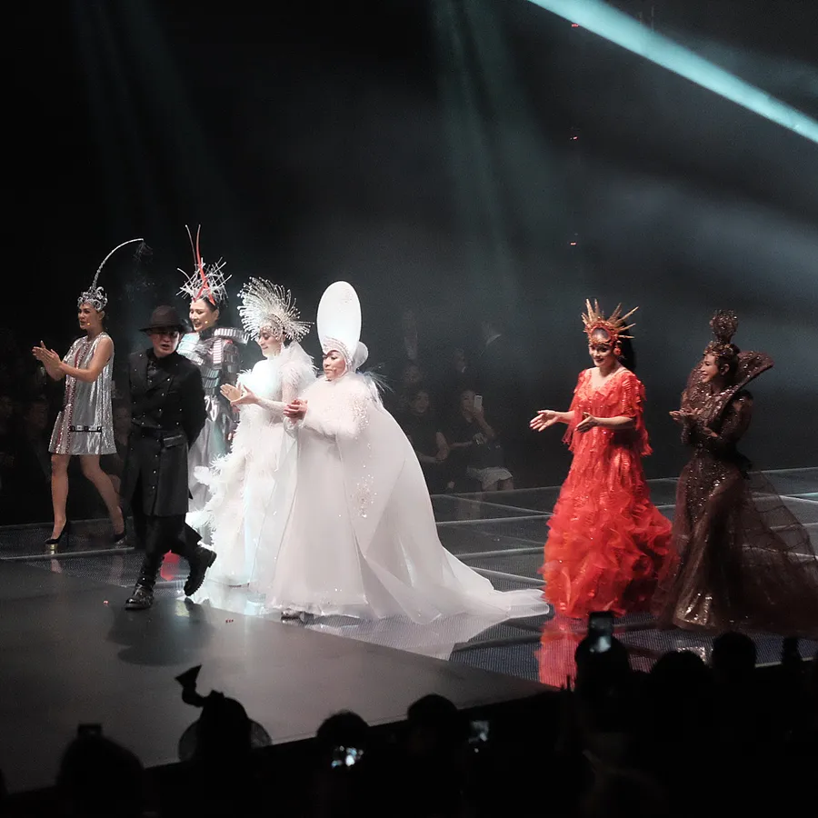 Banyak artis yang ikut terlibat dalam pagelaran busana Rinaldy A Yunardi. Credit: Instagram.com