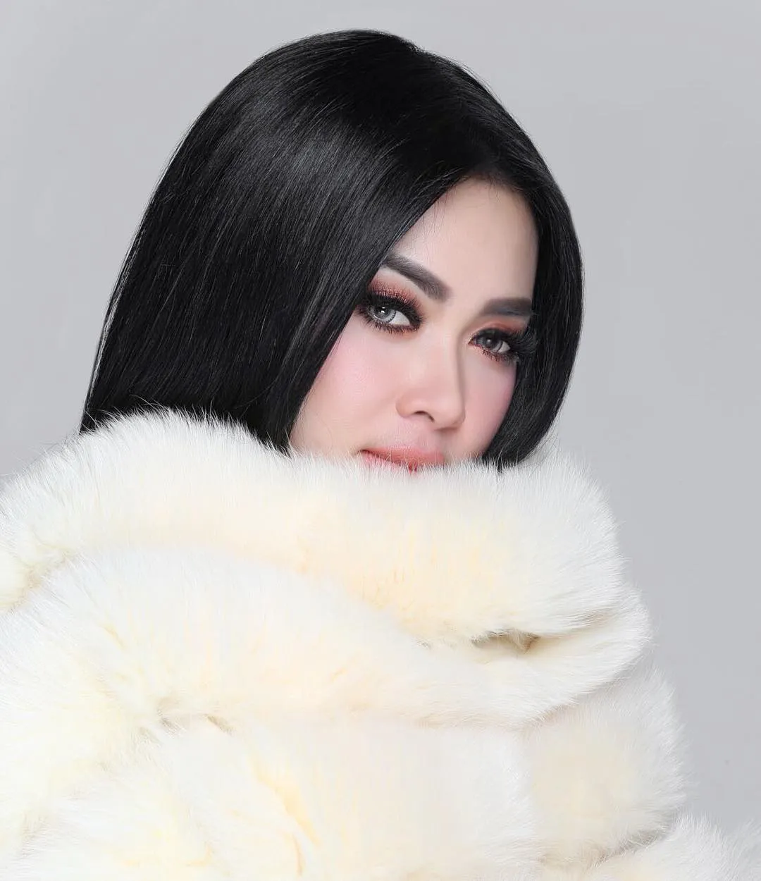 Syahrini sempat diprotes soal jaket bulu-bulu yang ia kenakan. Credit: via instagram.com/princessyahrini