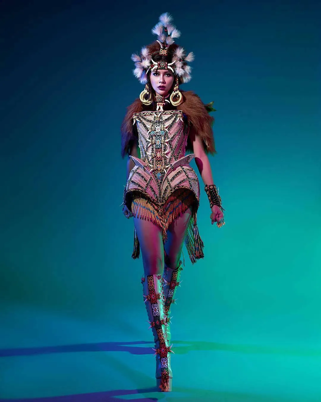 Kostum unik untuk pelesarian orangutan ini Bunga Jelita pakai untuk ajang Miss Universe 2017. Credit: via instagram.com/officialputeriindonesia