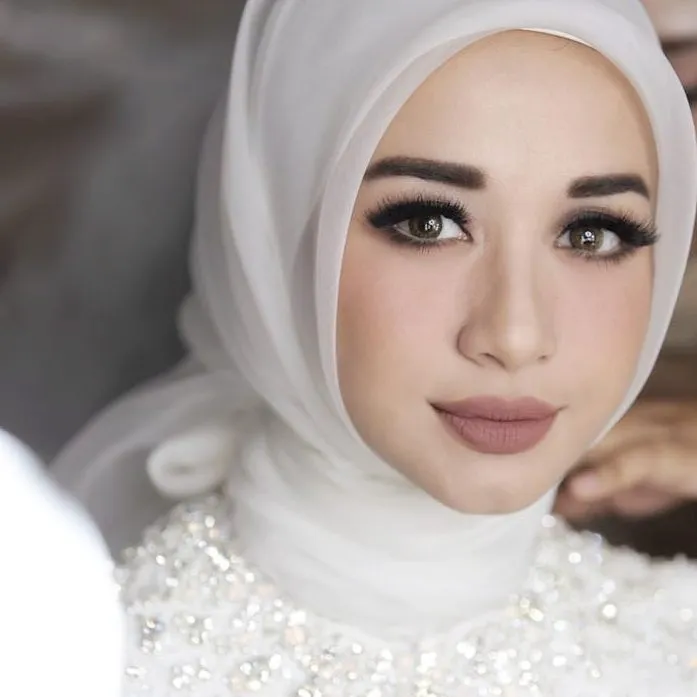 Riasan wajah Laudya Cynthia Bella di hari pernikahannya ramai bikin hebih sosial media. Credit: via instagram.com/laudyacynthiabella