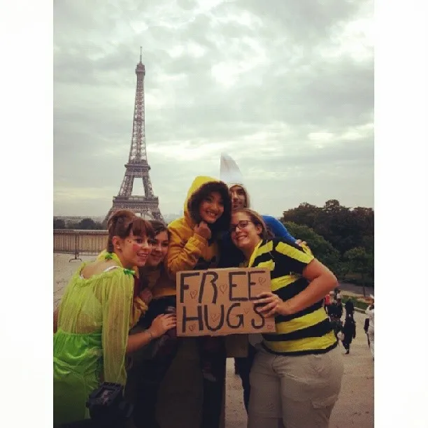 Fatin berpose bersama penggemar barunya di Paris. (LolitaMalaihollo)