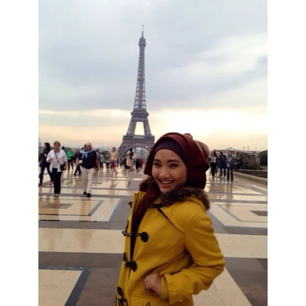 Fatin berpose dengan latar bangunan paling ikonik di Prancis. (LolitaMalaihollo)
