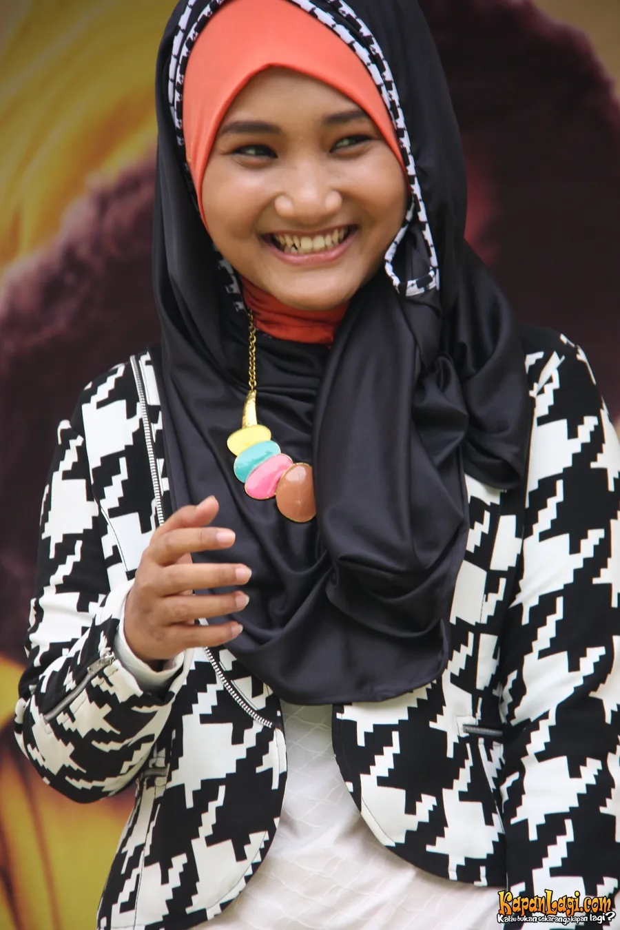 Fatin menganggap munculnya nama Jokowi di soal UNAS adalah lebay.