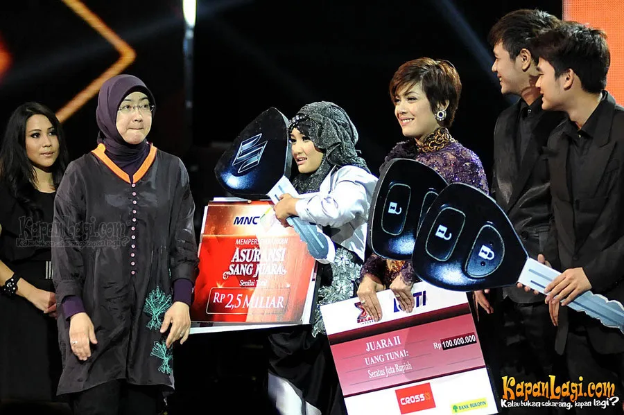 Fatin Saat Menerima HAdiah/@Foto: KapanLagi.com®