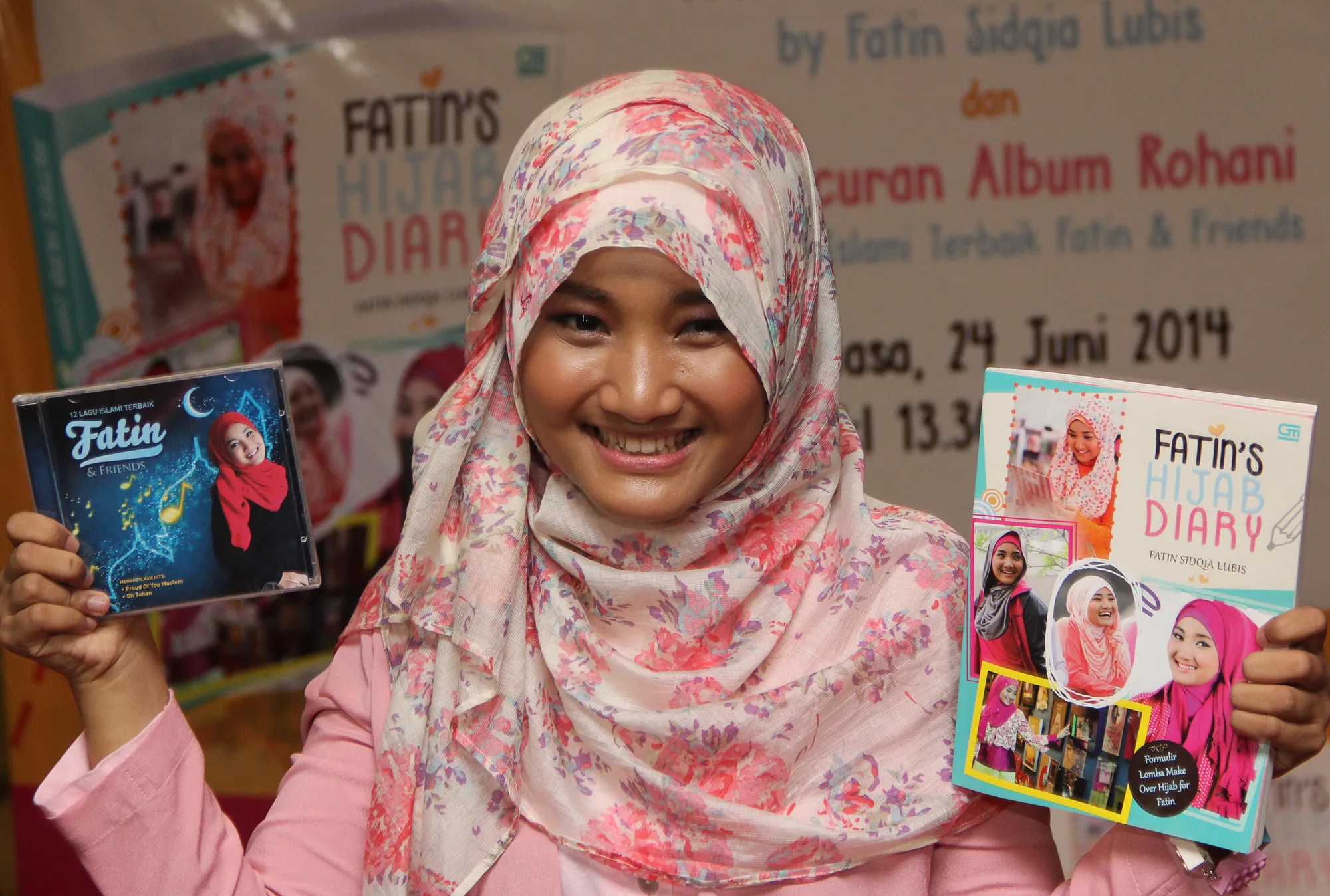 Fatin kini miliki hijab stylist yang menemaninya ketika akan perform ©KapanLagi.com/Agus Apriyanto