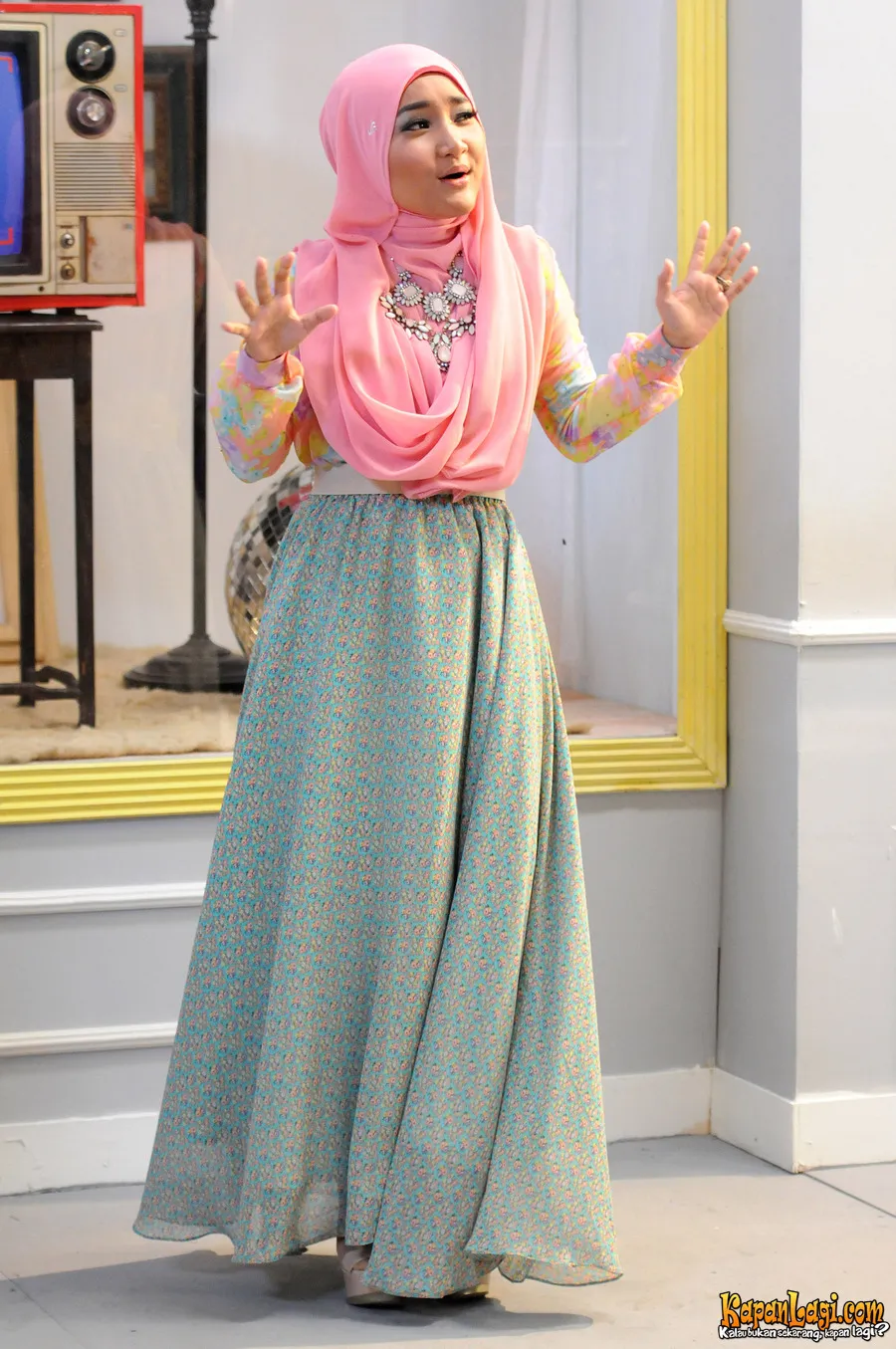 Fatin harap-harap cemas menunggu pengumuman kelulusan.
